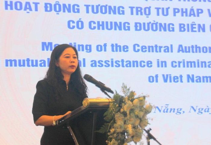 Đồng chí Vũ Thị Hải Yến - Vụ trưởng Vụ Hợp tác quốc tế và Tương trợ tư pháp về hình sự phát biểu đề dẫn tại hội thảo.