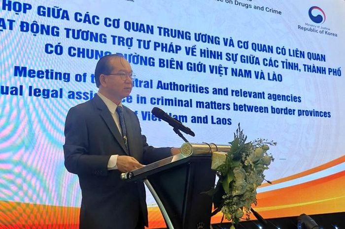 Đồng chí Sibounzom Bounlom - Phó Vụ trưởng Vụ Hợp tác quốc tế, Trưởng đoàn đại biểu VKSND tối cao Lào phát biểu.
