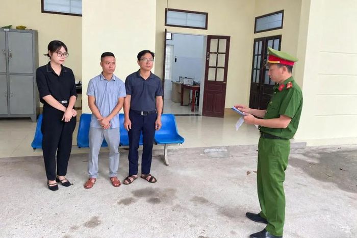 Cơ quan CSĐT Công an tỉnh Phú Thọ tống đạt các quyết định khởi tố bị can.