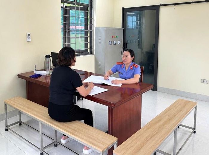   Kiểm sát viên tiếp công dân, hướng dẫn gửi đơn đến cơ quan có thẩm quyền.