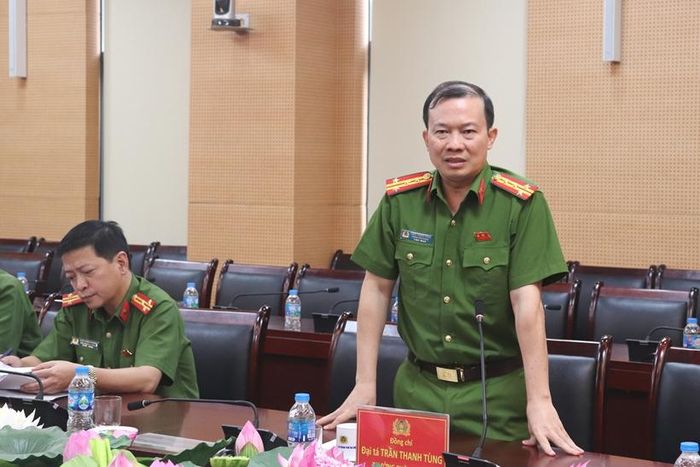  Đại tá Trần Thanh Tùng, Chánh Văn phòng Cơ quan CSĐT, Phó Thủ trưởng Cơ quan CSĐT Công an TP Hà Nội báo cáo tại buổi làm việc.
