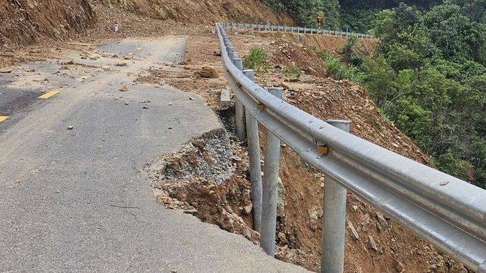  Điểm sạt lở đất phía mép đường bị cuốn trôi, vết sạt ăn sâu vào phạm vi mặt đường.