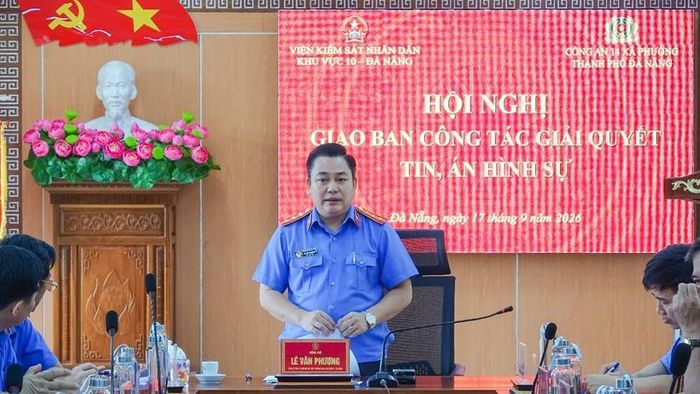  Đồng chí Lê Văn Phương – Viện trưởng VKSND khu vực 10 phát biểu tại hội nghị.