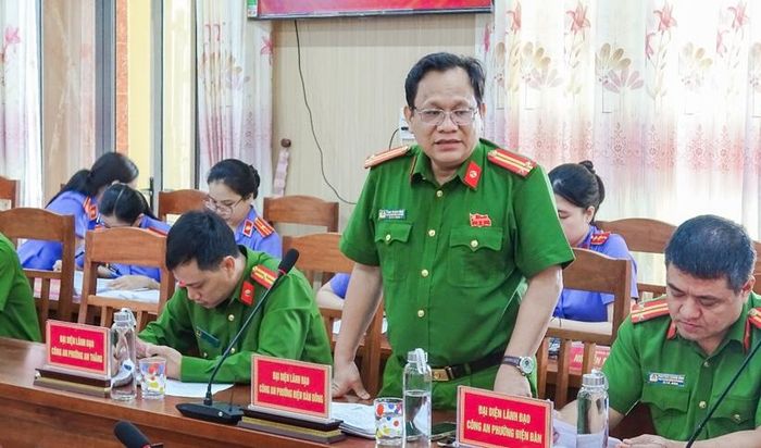  Đại diện Công an phường Điện Bàn Đông phát biểu tại hội nghị.