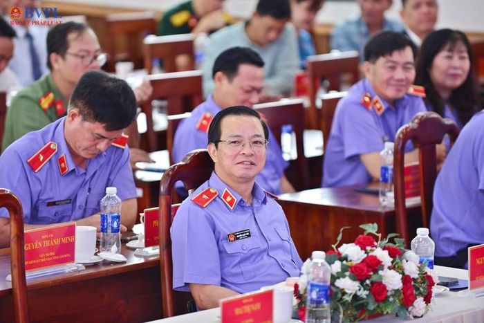 Đồng chí Nguyễn Quốc Hân, Viện trưởng VKSND TP Đồng Nai cùng các đại biểu dự Lễ khai giảng.