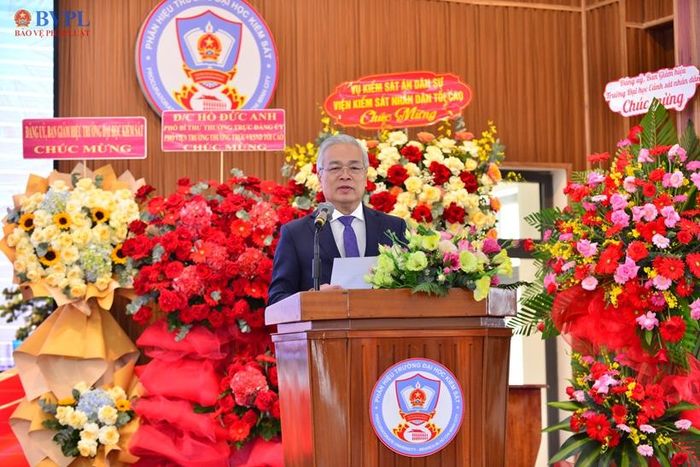 Đồng chí Huỳnh Đông Bắc, Phó Hiệu trưởng, Giám đốc Phân hiệu Trường Đại học Kiểm sát tại TP Hồ Chí Minh, trình bày diễn văn khai giảng năm học 2026 - 2027.