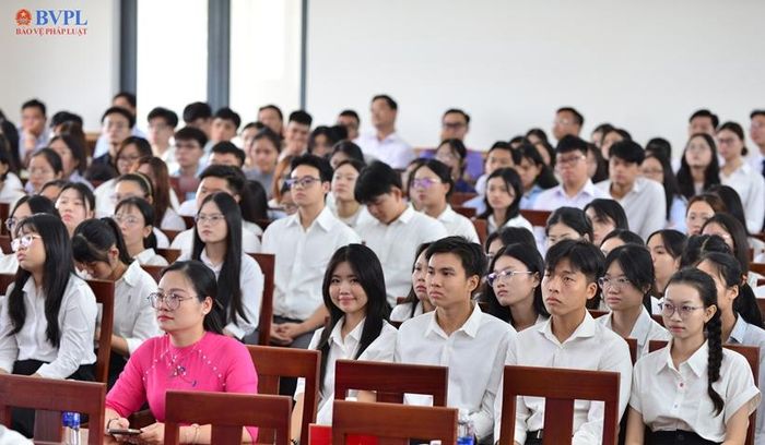 Các em tân sinh viên tại Lễ khai giảng năm học mới.