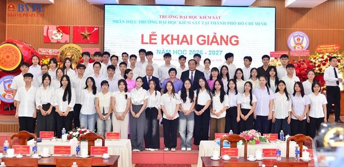 Ban giám hiệu Nhà trường chụp hình cùng các em tân sinh viên.