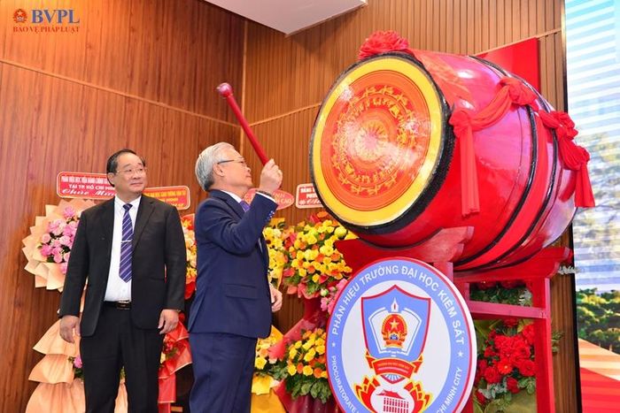 Đồng chí Huỳnh Đông Bắc và đồng chí Lê Văn Hảo đánh trống khai giảng năm học mới.