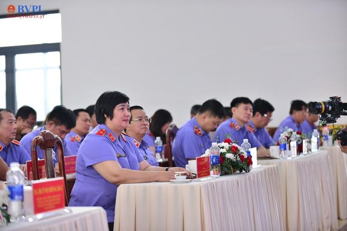 Đồng chí Mai Thị Nam, Vụ trưởng Vụ Kiểm sát giải quyết khiếu nại, tố cáo về hoạt động tư pháp, cùng các đại biểu dự Lễ khai giảng.