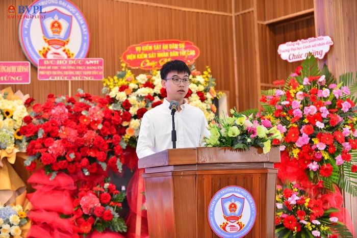 Tân sinh viên phát biểu cảm tưởng.