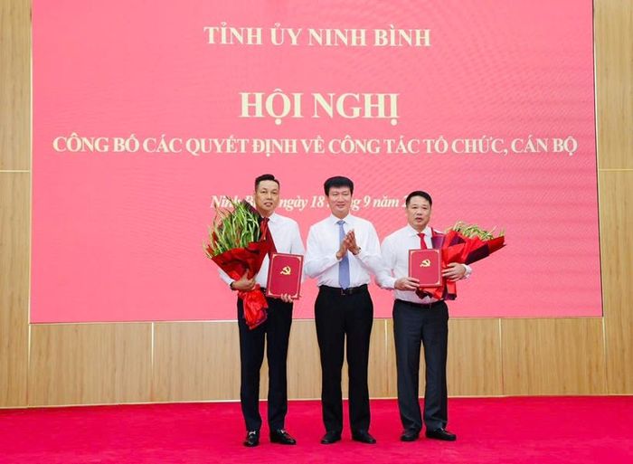  Đồng chí Trần Huy Tuấn, Ủy viên Trung ương Đảng, Bí thư Tỉnh ủy Ninh Bình trao quyết định và tặng hoa chúc mừng đồng chí Nguyễn Văn Viện, Viện trưởng VKSND tỉnh Ninh Bình cùng đồng chí Mai Anh Tài, Chánh án TAND tỉnh Ninh Bình.