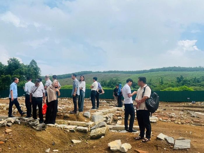 Khu vực nền đàn 4 và nền đàn 5 sau khi được khai quật, nghiên cứu và ghi nhận các dấu tích kiến trúc.