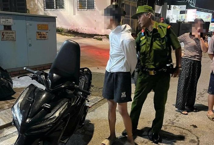 Lực lượng chức năng khống chế và thu giữ hung khí của thanh niên mang theo.