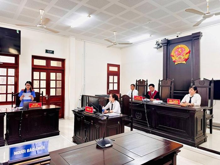 Đại diện VKSND khu vực 4 TP Cần Thơ công bố cáo trạng, tham gia xét hỏi và bảo vệ quan điểm truy tố tại phiên tòa.