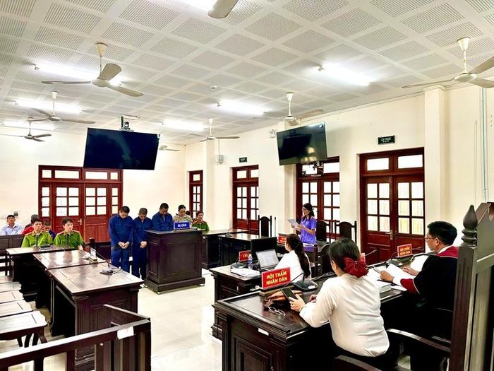 Toàn cảnh phiên tòa xét xử sơ thẩm Trần Thị Bích Tuyền và các đồng phạm tại TAND khu vực 4, TP Cần Thơ.