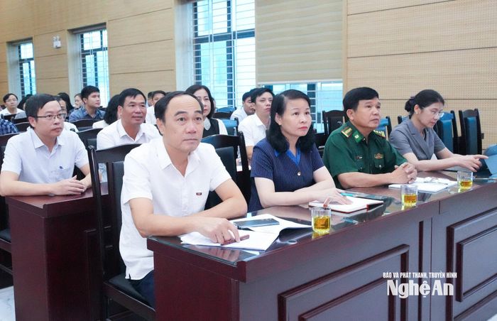 Lãnh đạo Ban Tuyên giáo Tỉnh ủy cùng các sở, ban, ngành cấp tỉnh, địa phương tham gia hội nghị tại điểm cầu Nghệ An. Ảnh: Mai Hoa