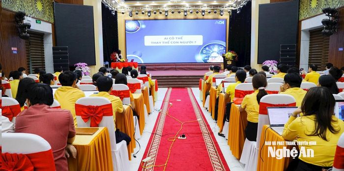 Thường trực Ủy ban MTTQ Việt Nam tỉnh Nghệ An tổ chức Hội nghị tập huấn công tác chuyển đổi số cho đội ngũ cán bộ, công chức trong hệ thống Mặt trận các cấp. Ảnh: Mai Hoa