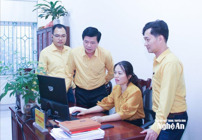 Lãnh đạo Ủy ban MTTQ Việt Nam tỉnh kiểm tra việc thực hiện một số ứng dụng chuyển đổi số trong hoạt động của Mặt trận các cấp. Ảnh: Mai Hoa