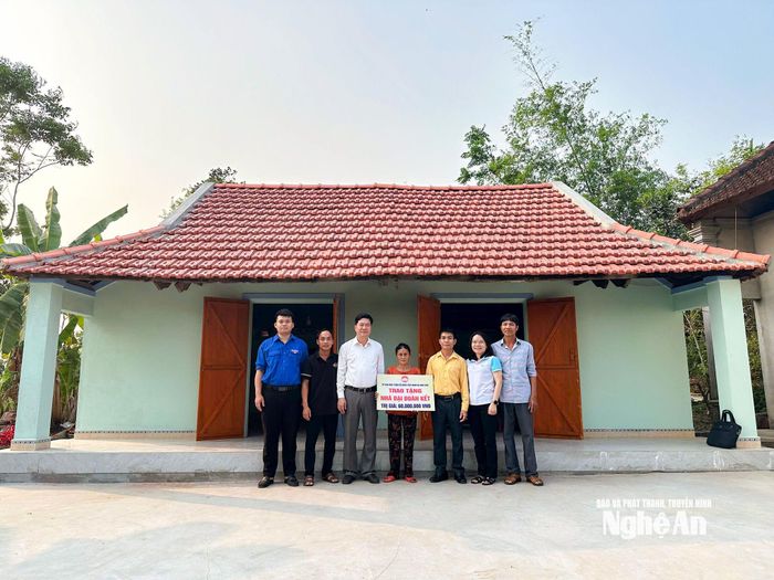Lãnh đạo xã Anh Sơn trao nhà "Đại đoàn kết" cho người dân. Ảnh: Thành Duy