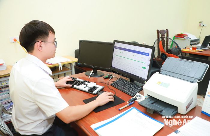 Đồng chí Hồ Ngọc Luật - Chuyên viên Ban Tổ chức, Kiểm tra Cơ quan Ủy ban MTTQ Việt Nam tỉnh thao tác với Hệ thống web tổng hợp, theo dõi thông tin Trưởng ban Công tác Mặt trận khối, thôn, xóm. Ảnh: Thành Duy
