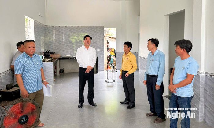 Lãnh đạo xã Anh Sơn kiểm tra tiến độ nhà "Đại đoàn kết" cho người dân. Ảnh: Thành Duy
