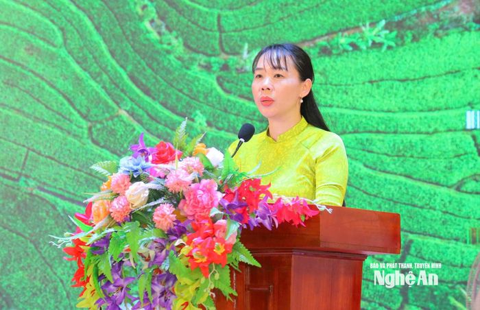Bà Nguyễn Thị Nhàn - Trưởng phòng Kinh tế, UBND xã Hưng Nguyên Nam công bố quyết định phê duyệt Quy hoạch chung xã Hưng Nguyên Nam đến năm 2050. Ảnh: Nguyễn Toàn
