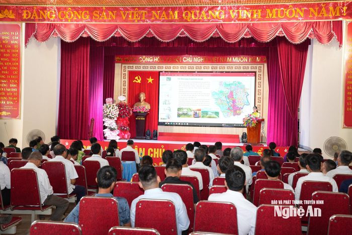 Toàn cảnh Lễ công bố quy hoạch chung xã Hưng Nguyên Nam đến năm 2050. Ảnh: Nguyễn Toàn