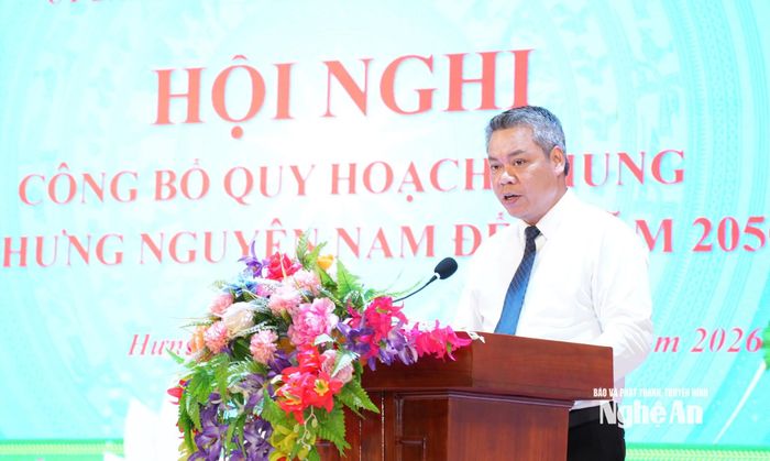Ông Cao Anh Đức - Phó Bí thư Đảng ủy, Chủ tịch UBND xã Hưng Nguyên Nam khái quát các điểm nhấn của đồ án quy hoạch và giao nhiệm vụ triển khai thực hiện. Ảnh: Nguyễn Toàn