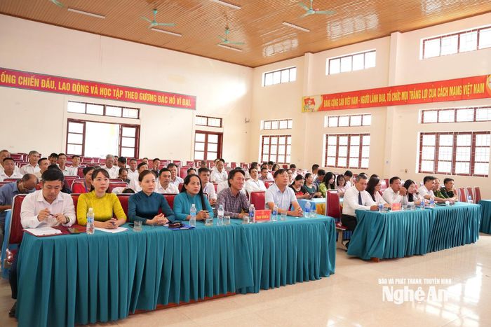 Các đại biểu và bà con nhân dân tham dự Hội nghị công bố Quy hoạch chung xã Hưng Nguyên Nam đến năm 2050. Ảnh: Nguyễn Toàn