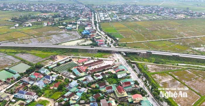 Đường bộ Cao tốc Bắc - Nam vượt tỉnh lộ 542 C tại xã Hưng Nguyên Nam. Ảnh: Nguyễn Toàn