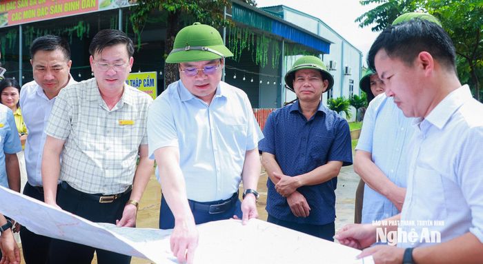 Phó Chủ tịch UBND tỉnh Phùng Thành Vinh kiểm tra vị trí Công ty TNHH Phúc Thụy Đạt đề xuất thực hiện Nhà máy Sản xuất mũ giày tại xã Quỳnh Tam trên bản đồ quy hoạch. Ảnh: Thành Duy