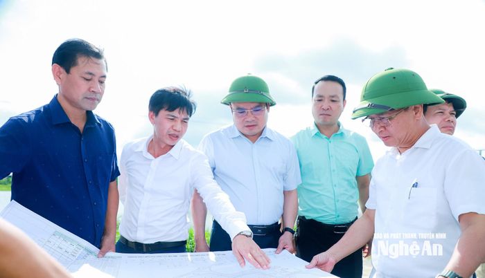Đoàn nghe báo cáo đề xuất đầu tư CCN Quỳnh Mỹ tại xã Quỳnh Sơn. Ảnh: Thành Duy
