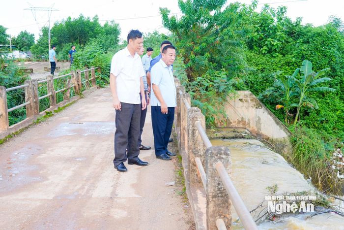 Kiểm tra tình hình ảnh hưởng do mưa lớn tại xã Bình Minh. Ảnh: TL
