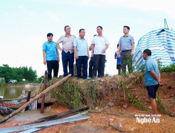 Đoàn công tác kiểm tra đập Khe Càn tại xã Bình Minh. Ảnh: TL