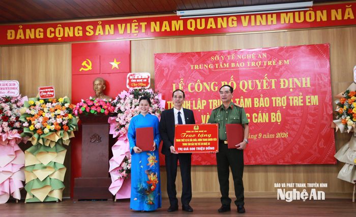 Đại diện Công an tỉnh trao tặng biểu trưng hỗ trợ trang thiết bị và sửa chữa, chỉnh trang khuôn viên Trung tâm Bảo trợ Trẻ em Nghệ An. Ảnh: Hoàng Hiếu