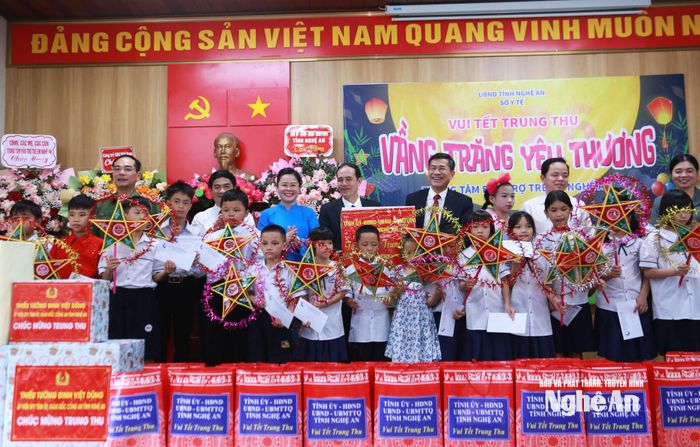 UBND tỉnh, Sở Y tế, Công an tỉnh tặng quà, chung vui Tết Trung thu cùng trẻ em Trung tâm Bảo trợ trẻ em Nghệ An. Ảnh: Hoàng Hiếu