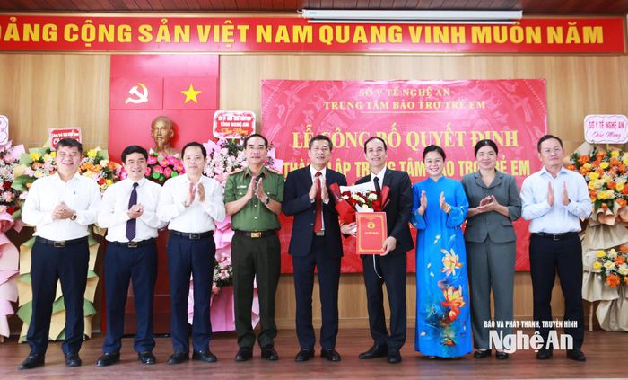 Đồng chí Lê Bá Lương - Giám đốc Làng trẻ SOS Vinh được bổ nhiệm giữ chức Giám đốc Trung tâm Bảo trợ Trẻ em Nghệ An. Ảnh: Hoàng Hiếu