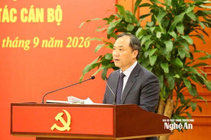 Đồng chí Hoàng Trung Dũng - Ủy viên Trung ương Đảng, Phó Trưởng ban Thường trực Ban Tổ chức Trung ương công bố các quyết định của Bộ Chính trị, Ban Bí thư về công tác cán bộ. Ảnh: dangcongsan.org