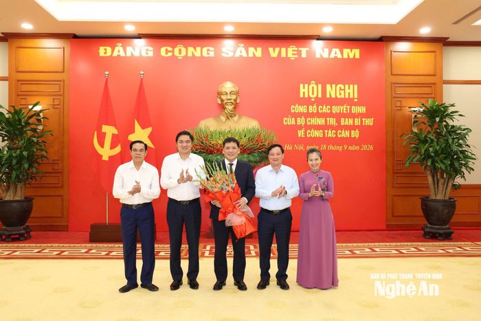 Các đồng chí Thường trực Tỉnh ủy Nghệ An tặng hoa chúc mừng đồng chí Nguyễn Thanh Bình. Ảnh: Phương Hoa