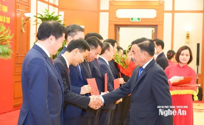 Đồng chí Thường trực Ban Bí thư Trần Cẩm Tú trao các quyết định của Bộ Chính trị, Ban Bí thư về công tác cán bộ. Ảnh: Hồng Phong