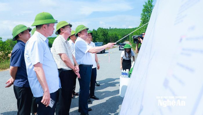 Phó Chủ tịch UBND tỉnh Phùng Thành Vinh và đoàn công tác kiểm tra tại vị trí đầu tư CCN Quỳnh Châu, xã Quỳnh Tam. Ảnh: Thành Duy