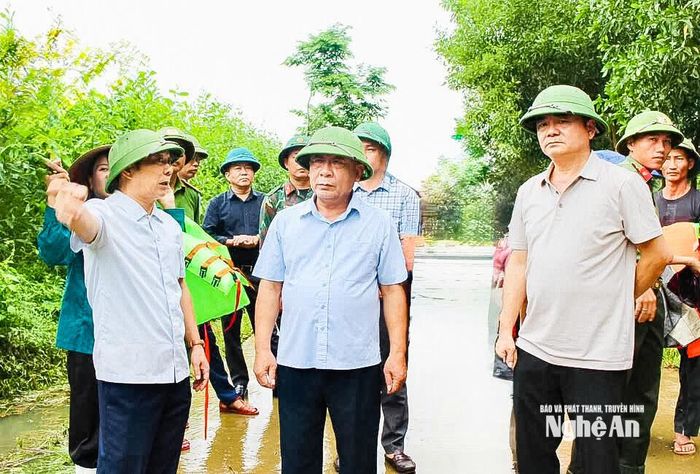Đồng chí Phó Chủ tịch UBND tỉnh Nguyễn Văn Đệ và đoàn công tác đến kiểm tra công tác ứng phó, khắc phục hậu quả mưa lớn tại xã Tân An. Ảnh: TL