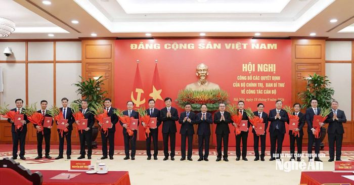 Thường trực Ban Bí thư Trần Cẩm Tú trao Quyết định của Bộ Chính trị, Ban Bí thư cho 12 đồng chí giữ chức Phó Bí thư Thường trực Tỉnh ủy và các Phó Ban Đảng Trung ương. Ảnh: Phương Hoa/TTXVN