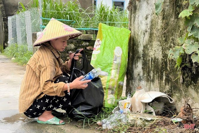 Không có việc làm, chị Luyến thường đi nhặt ve chai về để bán.