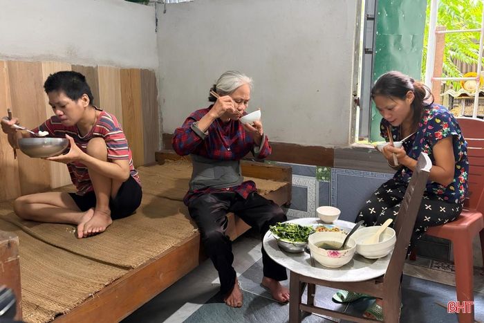 Không có thu nhập ổn định nên bữa cơm của ba mẹ con luôn đạm bạc, thiếu thốn.