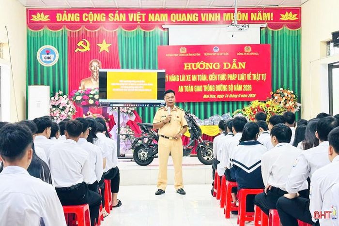 Chương trình “Hướng dẫn kỹ năng lái xe an toàn, kiến thức pháp luật về trật tự, an toàn giao thông đường bộ năm 2026” tổ chức tại Trường THPT Cù Huy Cận.