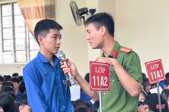 Công an xã Đức Quang phối hợp với Phòng Cảnh sát giao thông (Công an tỉnh) tổ chức tuyên truyền cho 22 giáo viên và 400 học sinh Trường THPT Lê Hồng Phong.