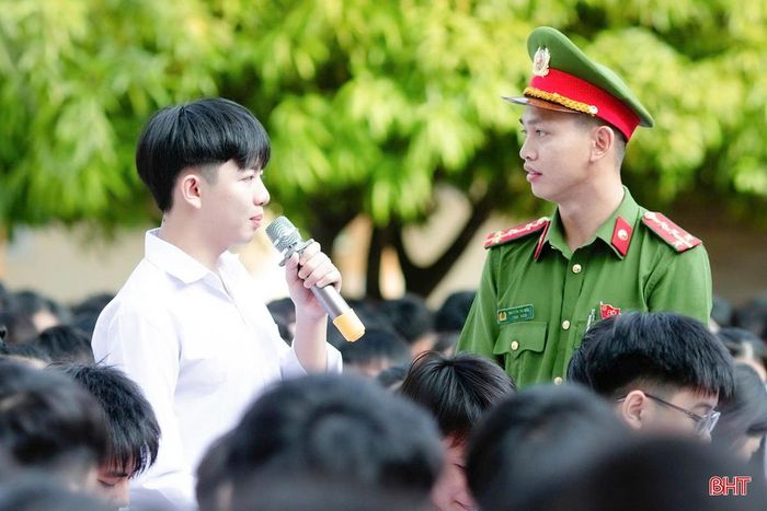 Gần 100 cán bộ, giáo viên và hơn 1.300 học sinh Trường THPT Hương Sơn đã được Công an xã Hương Sơn tuyên truyền, phổ biến pháp luật ngay từ đầu năm học.