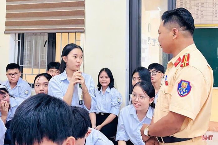 Em Lưu Quỳnh Chi trình bày những thắc mắc về các quy định của pháp luật liên quan đến giao thông.